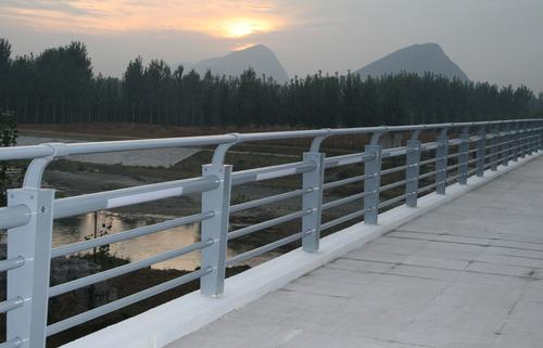 河道景观栏杆在进行施工过程中需要注意打桩强度和高度